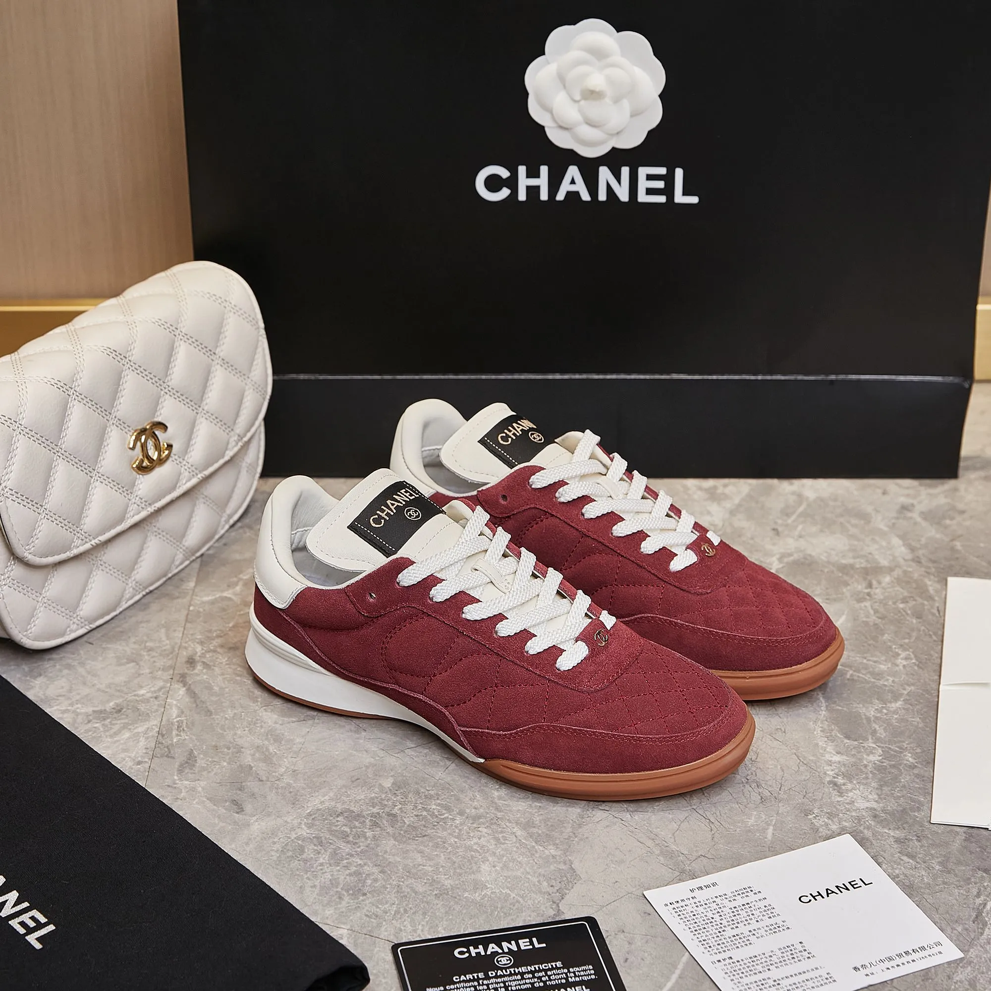 👟👟Ex-factory price 560👟👟 Chanel Chanel - 2024 counter top casual sports shoes This classic design; the upper is electro-embroidered with a variety of techniques; the outsole is fashionable and sporty; it is unusual to incorporate a variety of color matching elements... The diversified mix and match is very beautiful and versatile, casual, fashionable, sports and outdoor can be taken into account... ꫛꫀꪝ Go➫ Material: ❶Upper is made of: Original imported mixed-breed sheep ❷Inside made of: original imported breathable sheepskin ❸Outsole based on: original TPU outsole Full set of boutique packaging for women 35–41